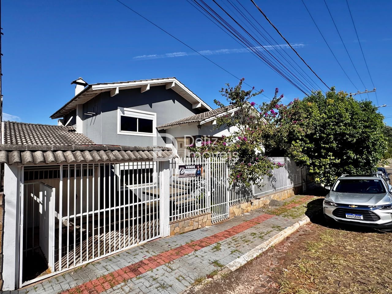 CASA COM LAJE SEMI MOBILIADA COM 04 QUARTOS COM PISCINA NO CENTRO DE XANXERÊ/SC